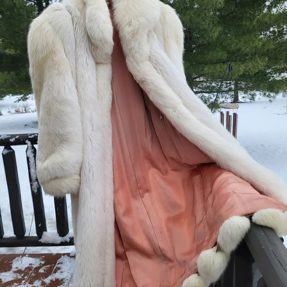 Luxurious White Fur Cape for Women